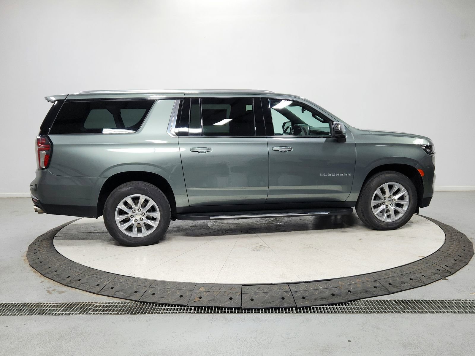 Used 2023 Chevrolet Suburban Premier image 8