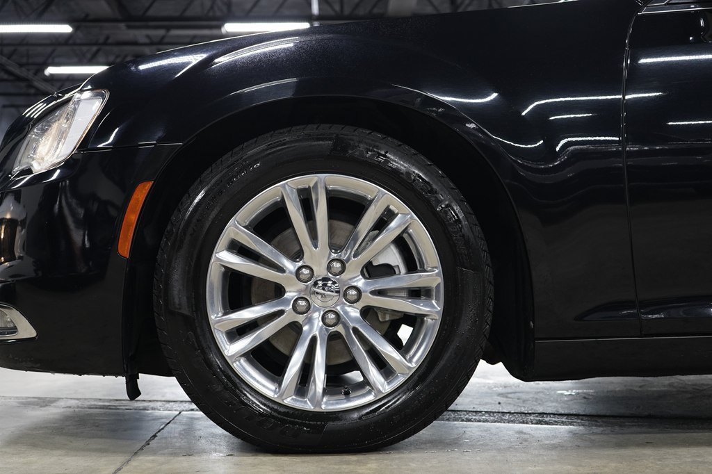 Used 2017 Chrysler 300 C RWD image 34