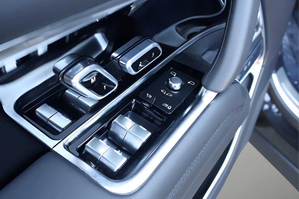 New 2026 Land Rover Range Rover Long Wheelbase SE image 11