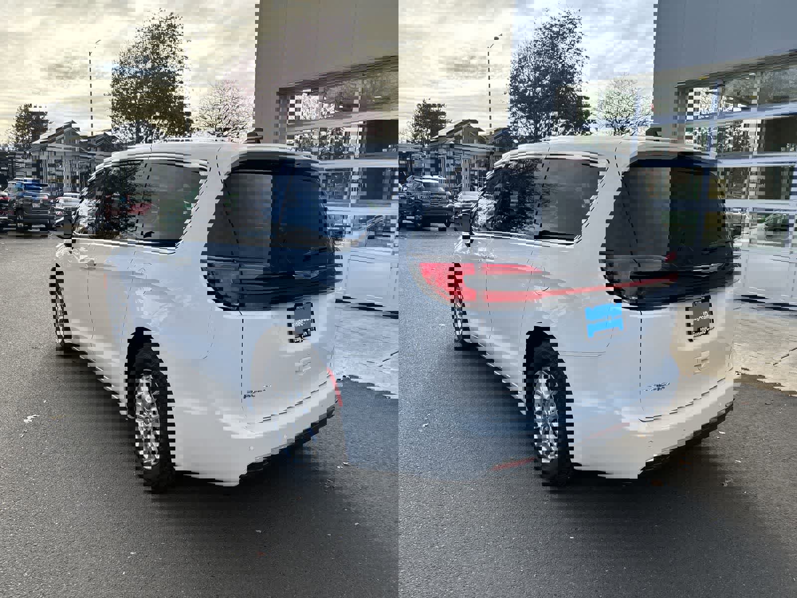 Certified 2024 Chrysler Pacifica Touring-L image 3