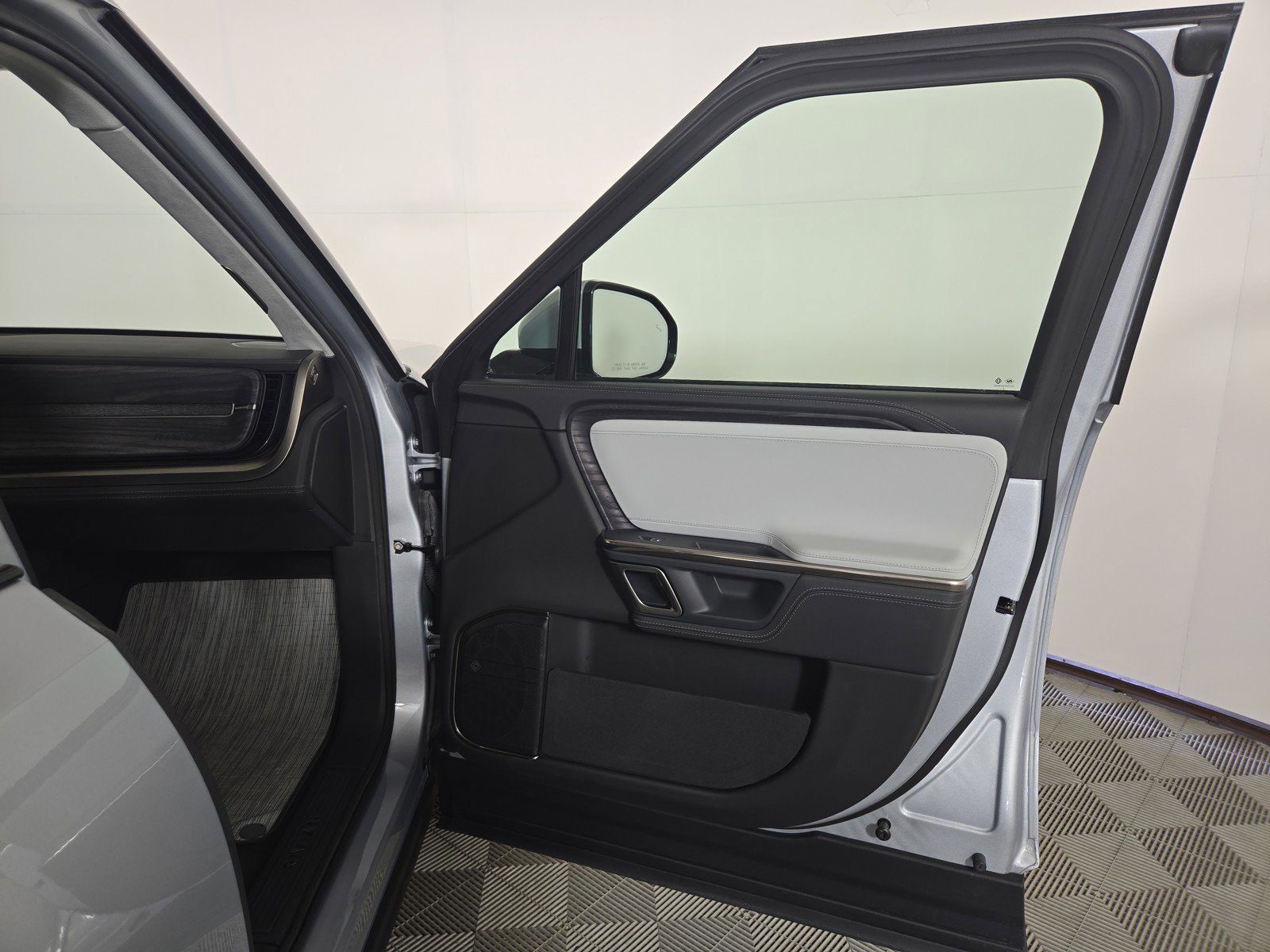 Used 2024 Rivian R1S Adventure image 18