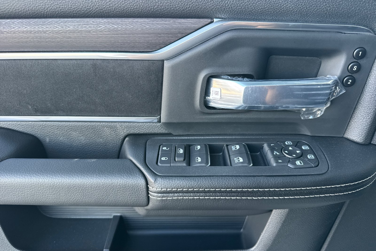 New 2026 RAM 3500 Laramie AWD/4WD image 10