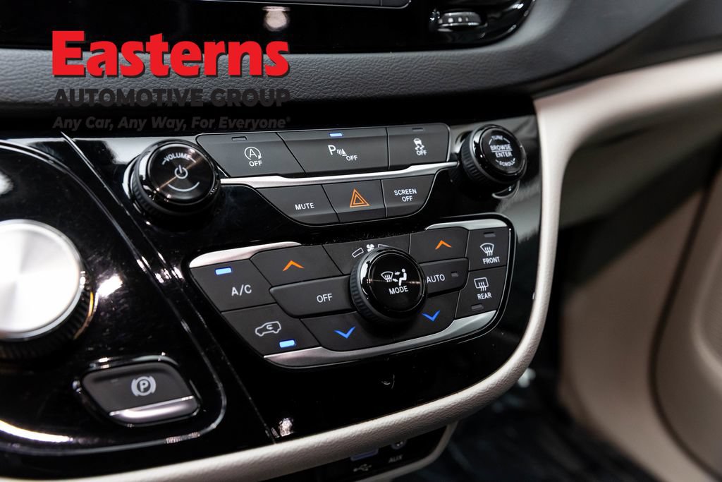 Used 2019 Chrysler Pacifica Touring-L FWD image 19
