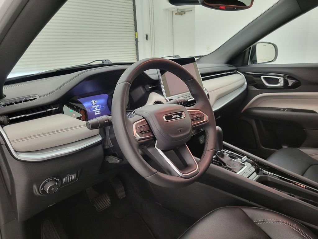 Used 2025 Jeep Compass Limited image 31