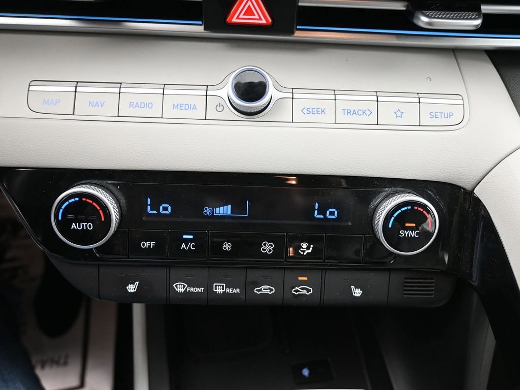 Used 2024 Hyundai Elantra Limited image 13