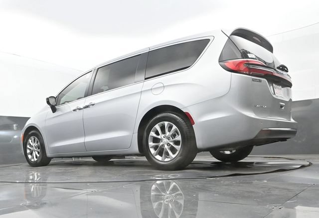 Used 2026 Chrysler Pacifica Limited FWD image 26