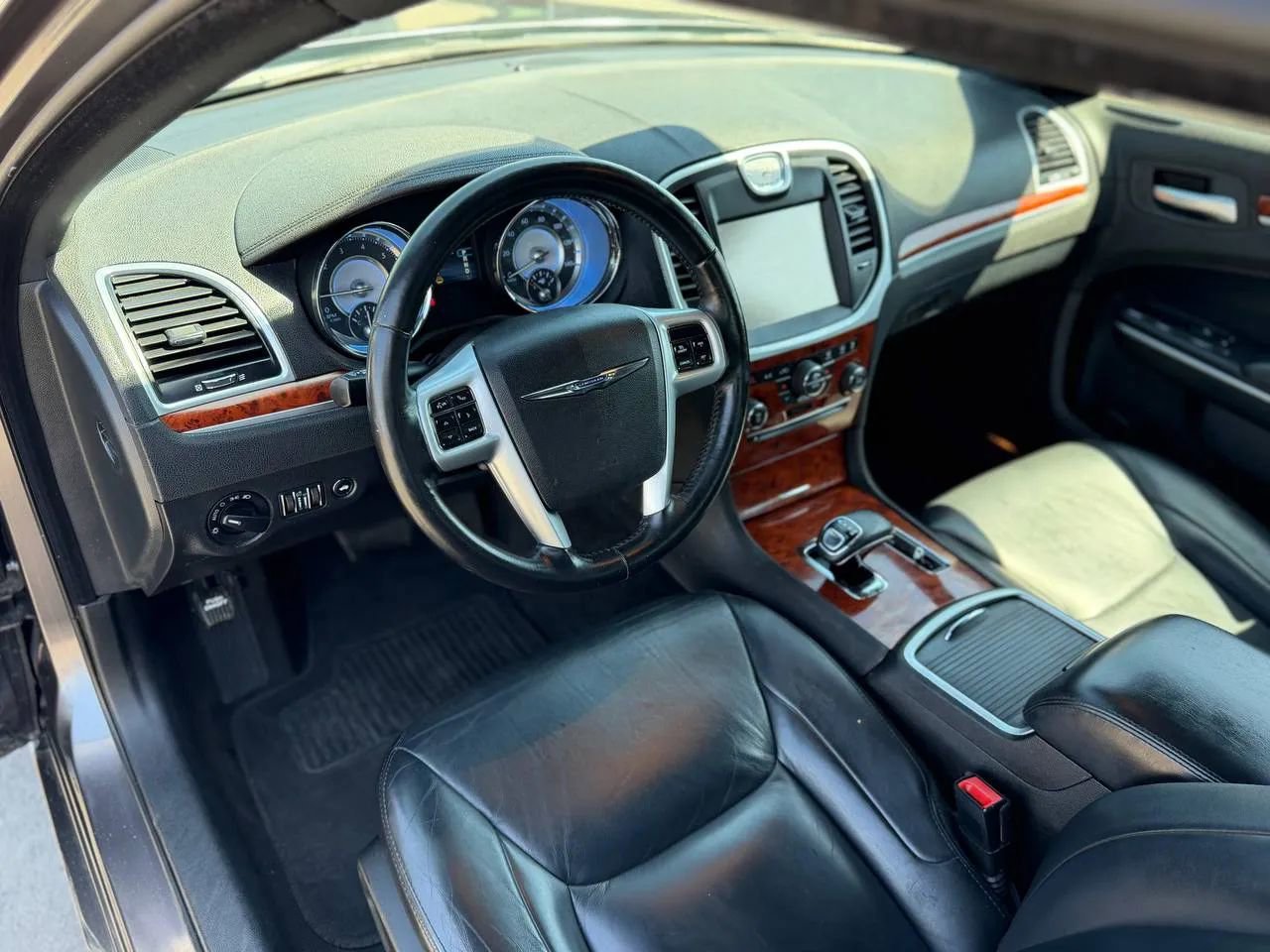 Used 2014 Chrysler 300 Limited RWD image 25