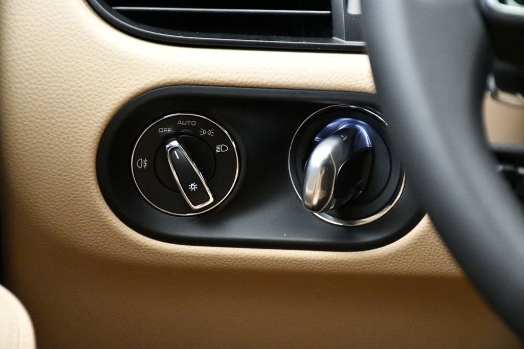 Certified 2025 Porsche Macan image 25