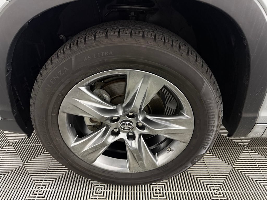 Used 2019 Toyota Highlander Limited FWD image 11
