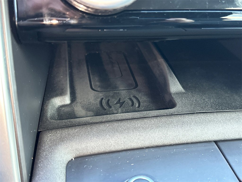 Used 2023 Land Rover Discovery Metropolitan Edition image 33