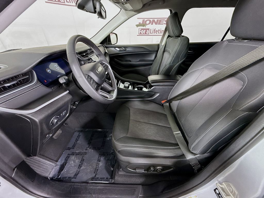 Used 2023 Jeep Grand Cherokee L Laredo AWD/4WD image 24