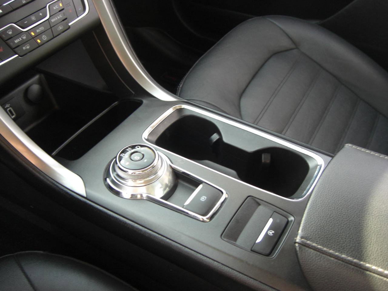 Used 2017 Ford Fusion SE w/ Fusion SE Technology Package FWD image 7