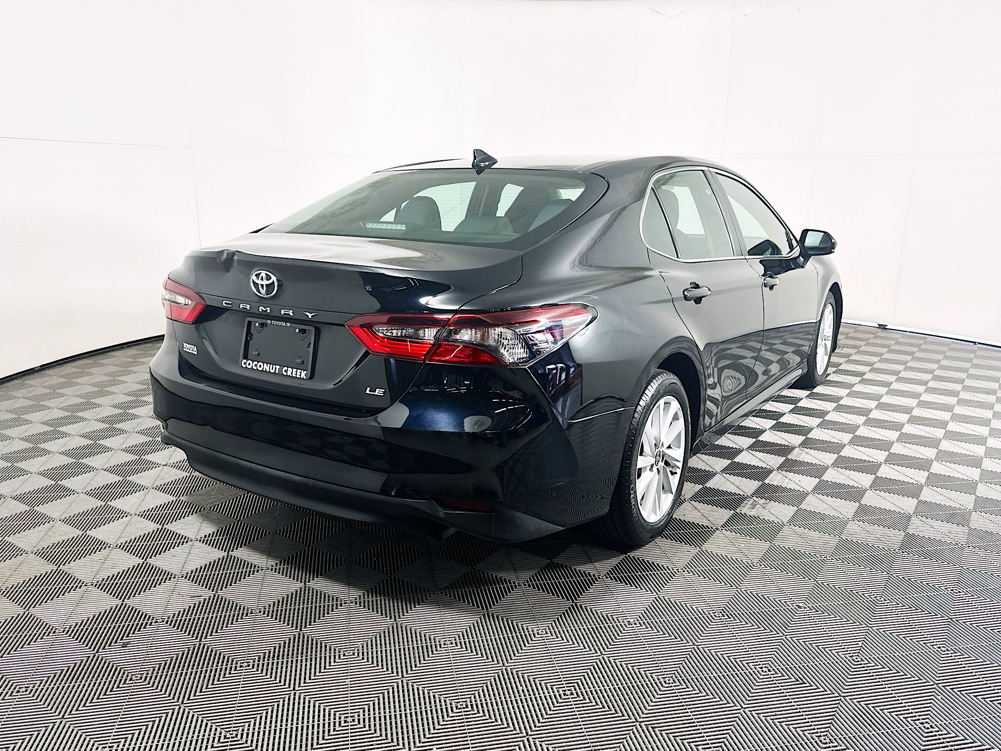 Used 2022 Toyota Camry LE FWD image 3