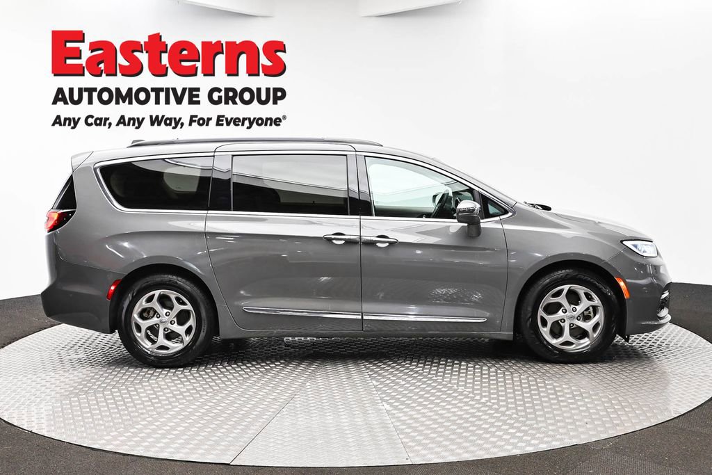 Used 2022 Chrysler Pacifica Limited FWD image 4