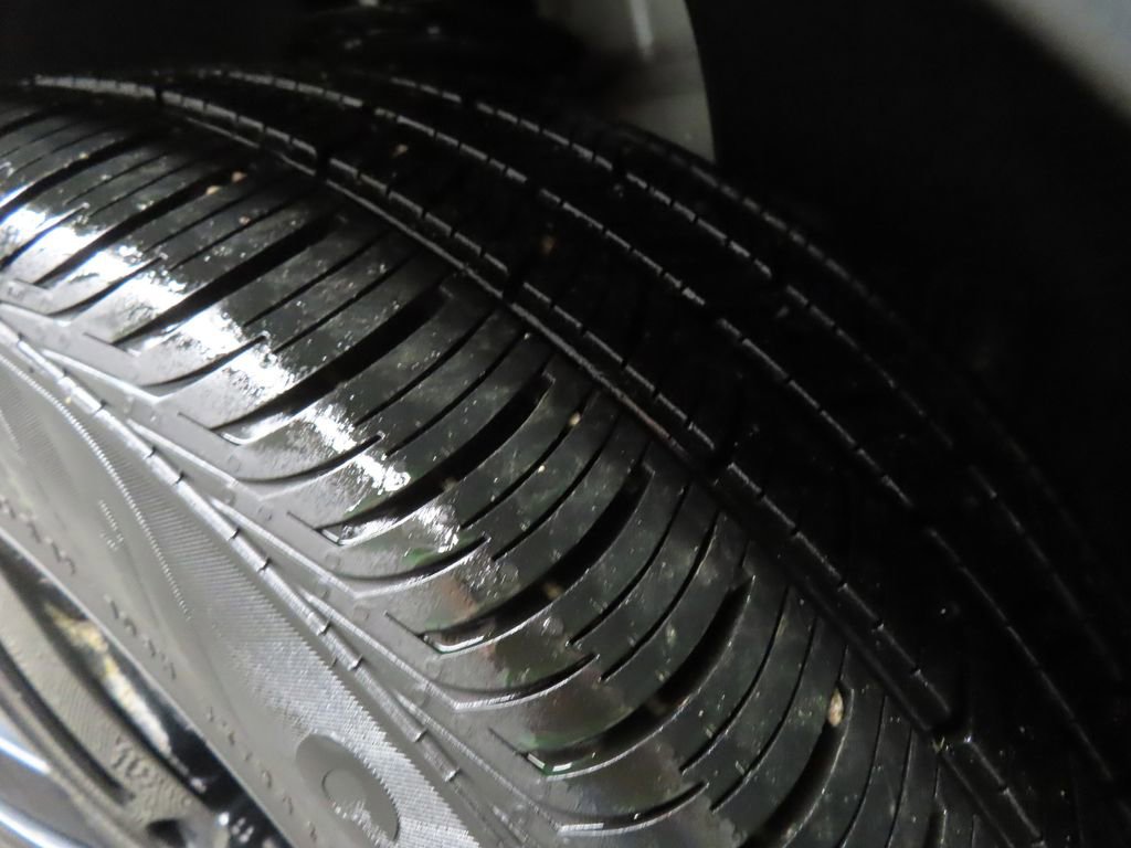 Used 2023 Volkswagen Tiguan SE R-Line image 9