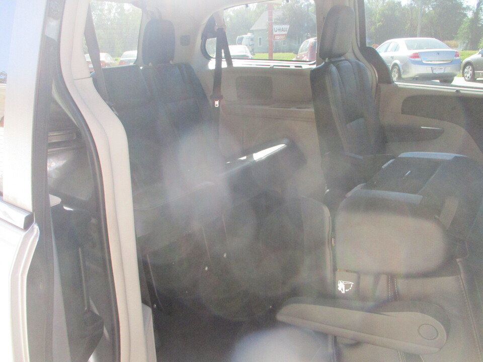 Used 2015 Chrysler Town & Country Touring FWD image 19