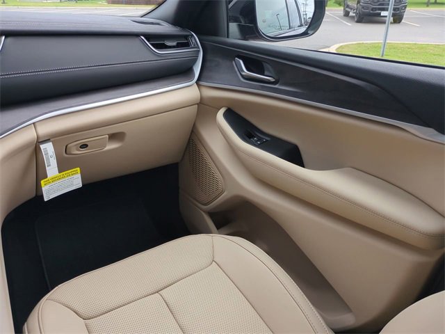 New 2025 Jeep Grand Cherokee Limited w/ Luxury Tech Group II image 17