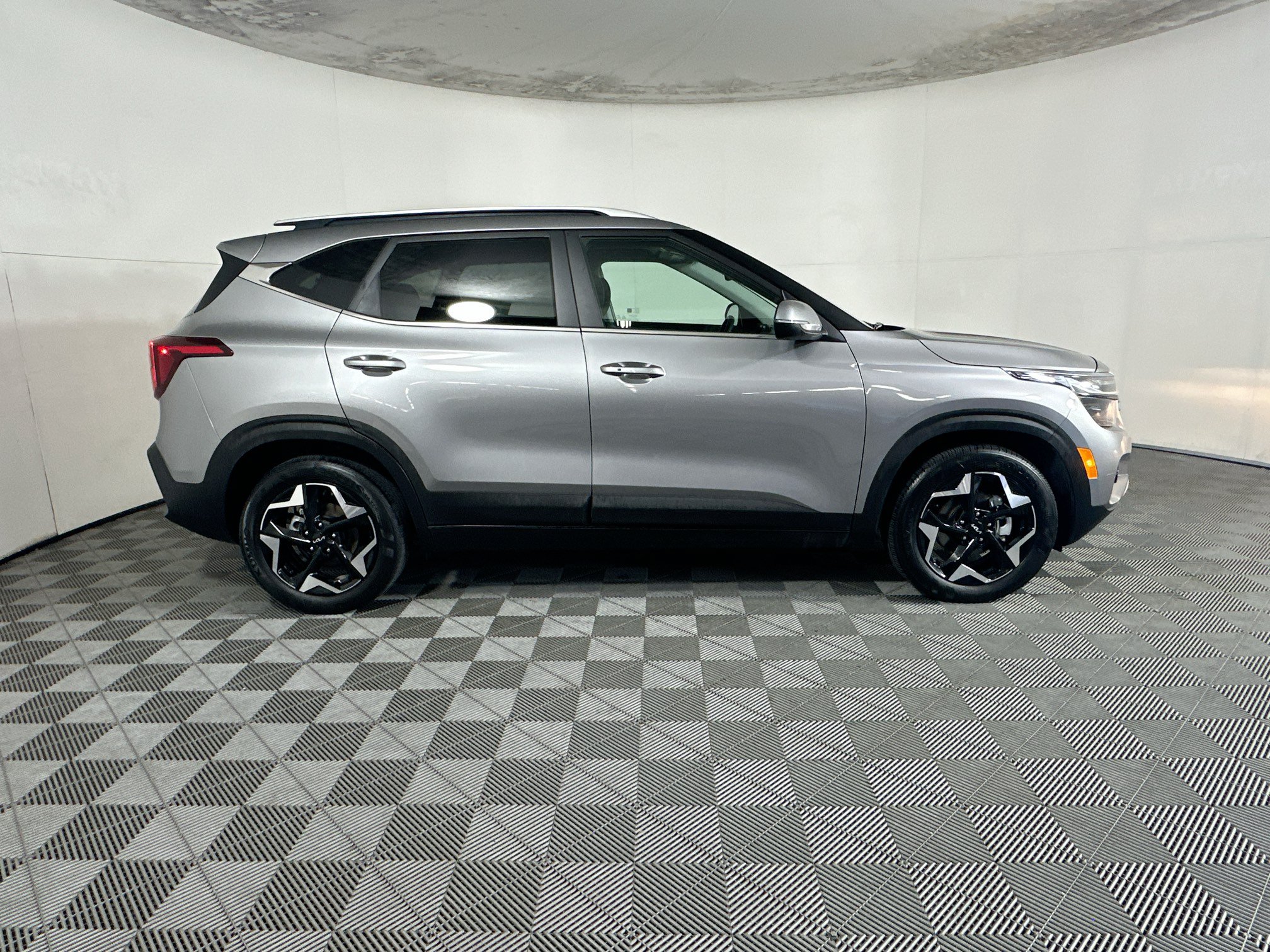 Used 2025 Kia Seltos EX FWD image 2