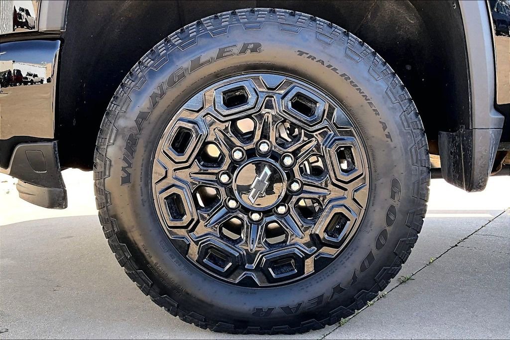 Used 2024 Chevrolet Silverado 2500 LT w/ Midnight Edition image 11