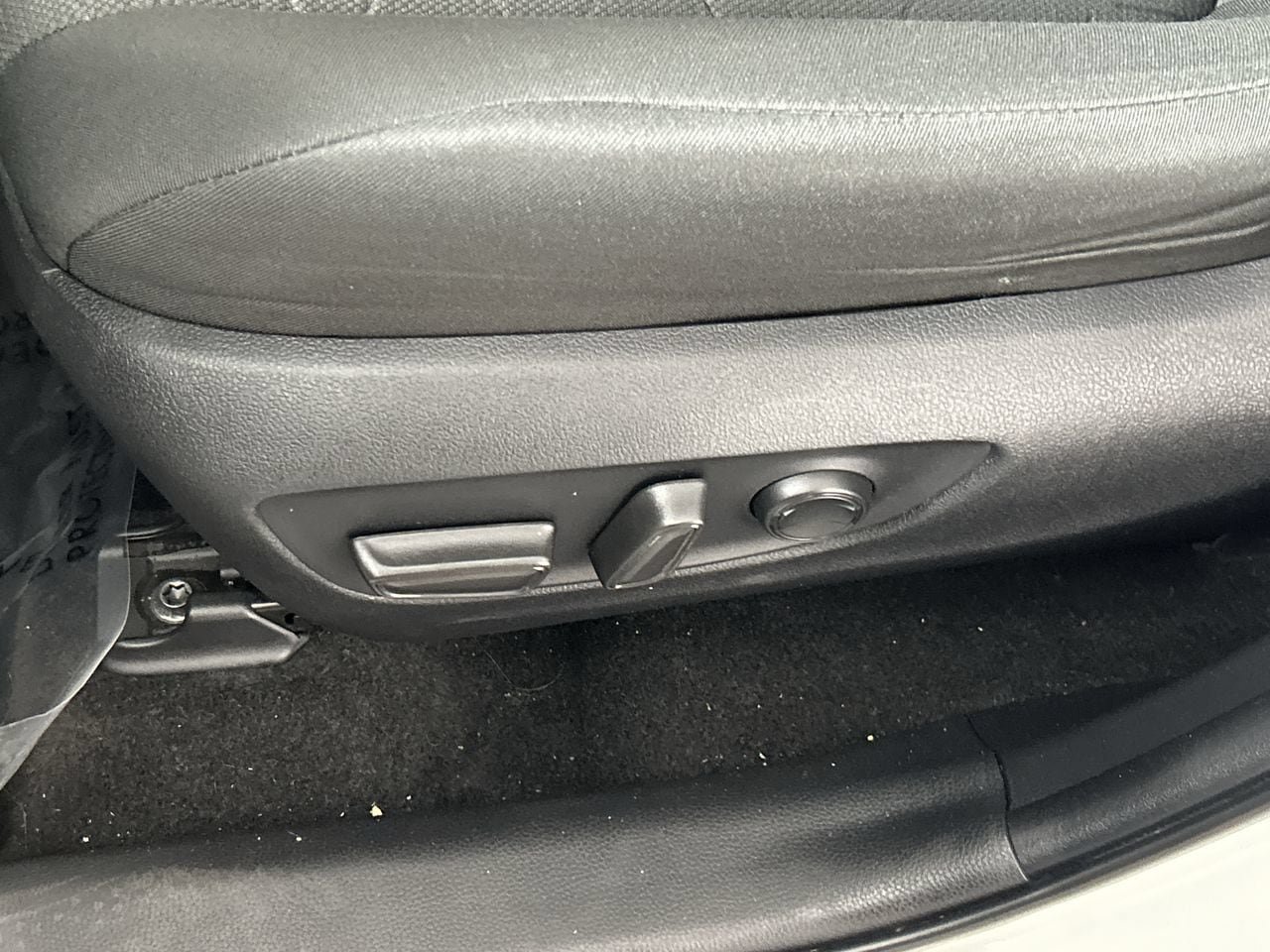 Used 2022 Toyota RAV4 XLE w/ Convenience Package FWD image 20