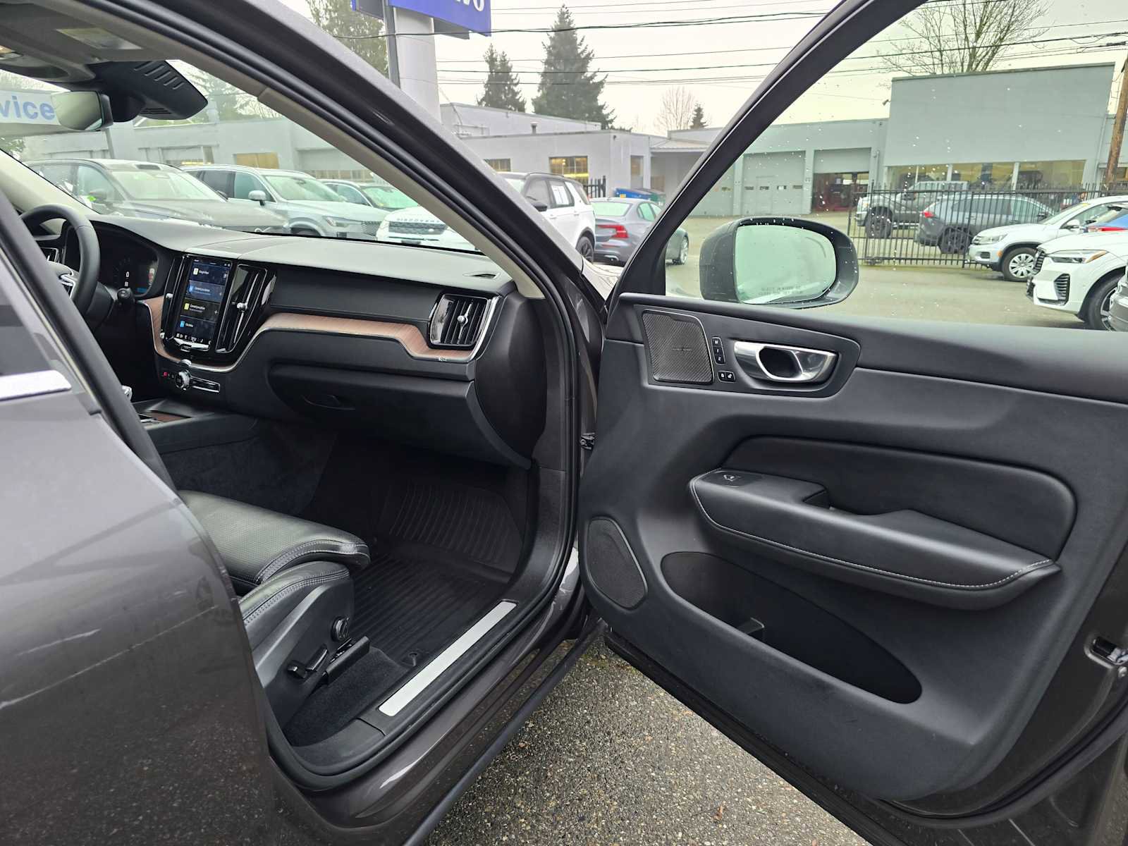 Certified 2023 Volvo XC60 T8 Ultimate w/ Climate Package image 10