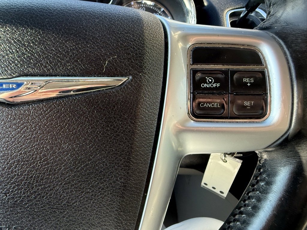 Used 2013 Chrysler Town & Country Touring image 15