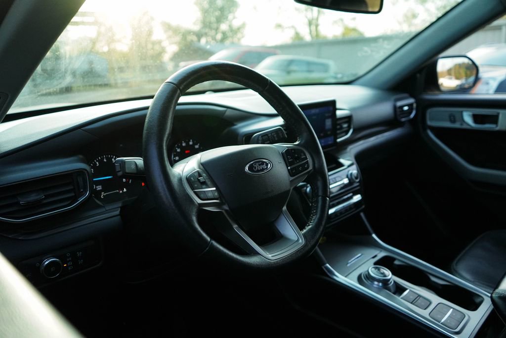 Used 2021 Ford Explorer Limited w/ Equipment Group 301A image 7