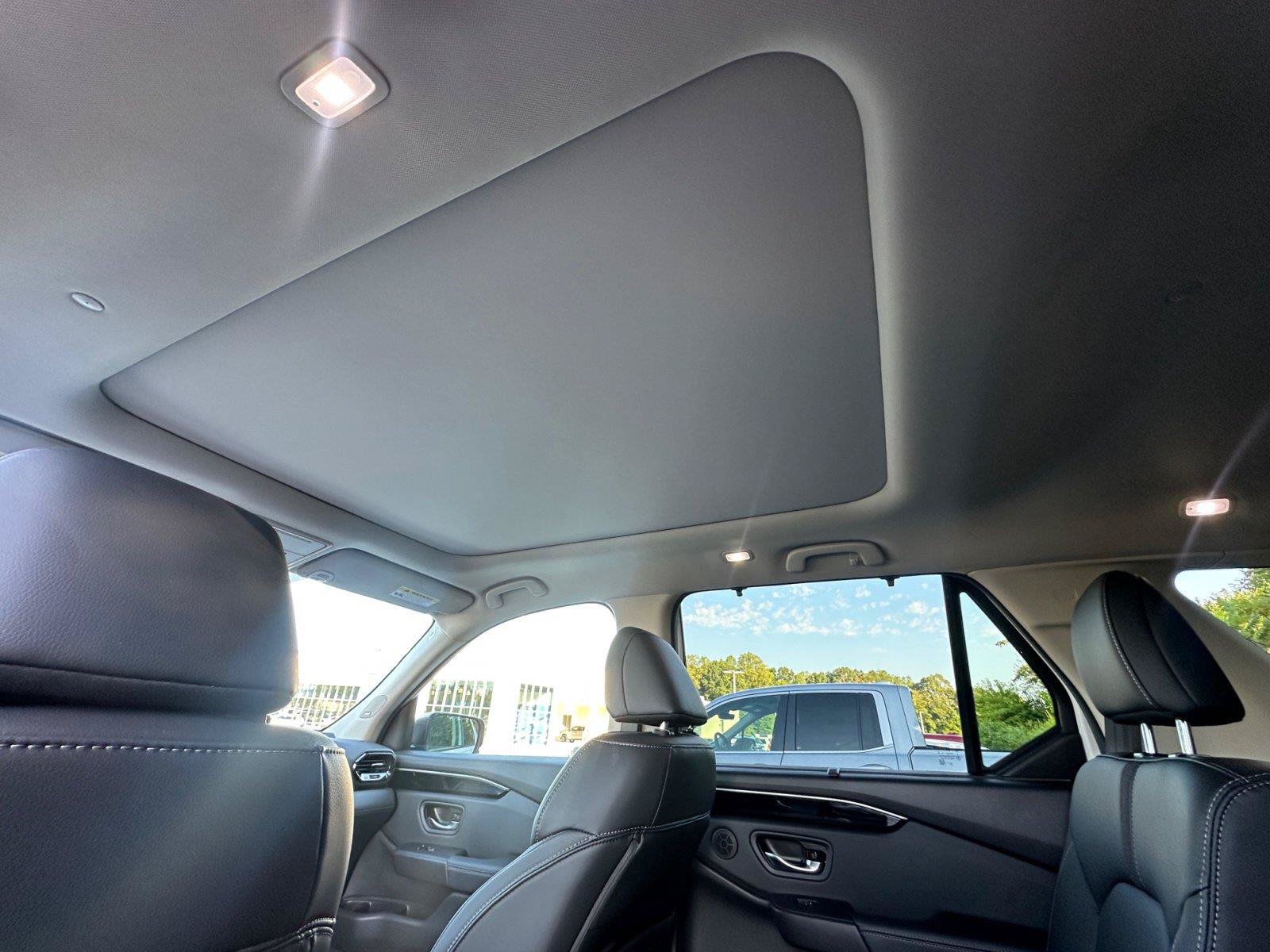 Used 2025 Honda Pilot Touring image 14