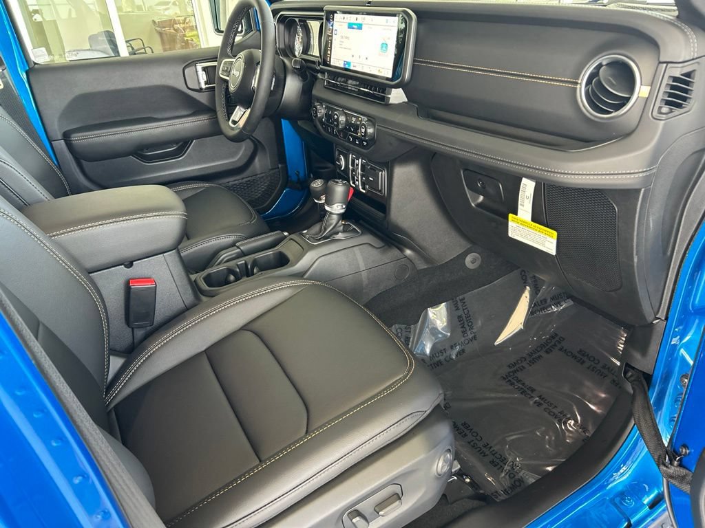 Used 2025 Jeep Wrangler Unlimited Sahara AWD/4WD image 26