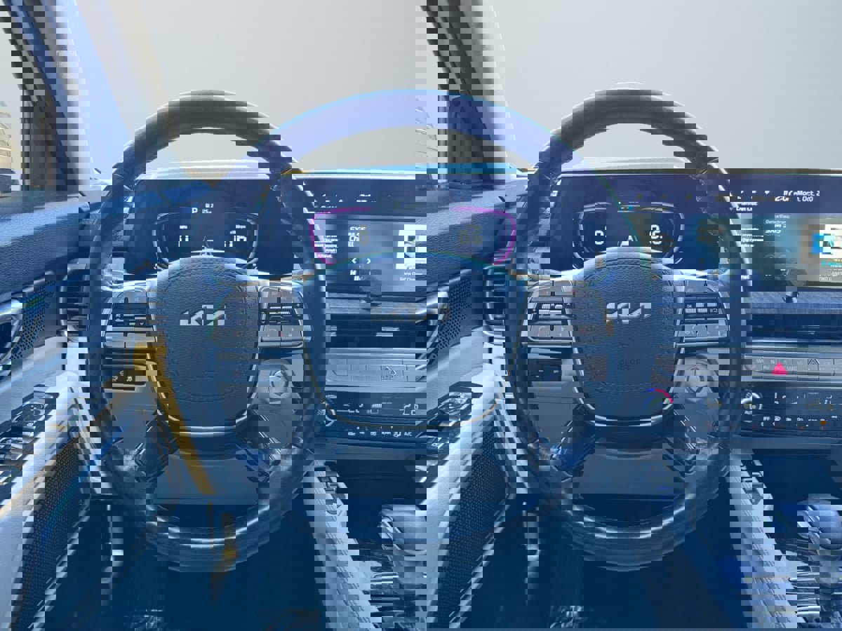 Used 2024 Kia Telluride EX w/ EX Captain's Chair Package image 11