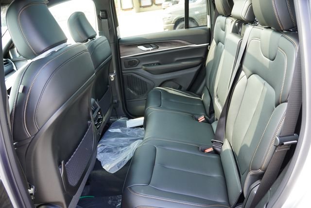 New 2026 Jeep Grand Cherokee Limited AWD/4WD image 11
