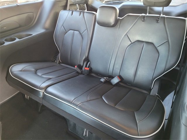 Certified 2025 Chrysler Pacifica Limited image 18