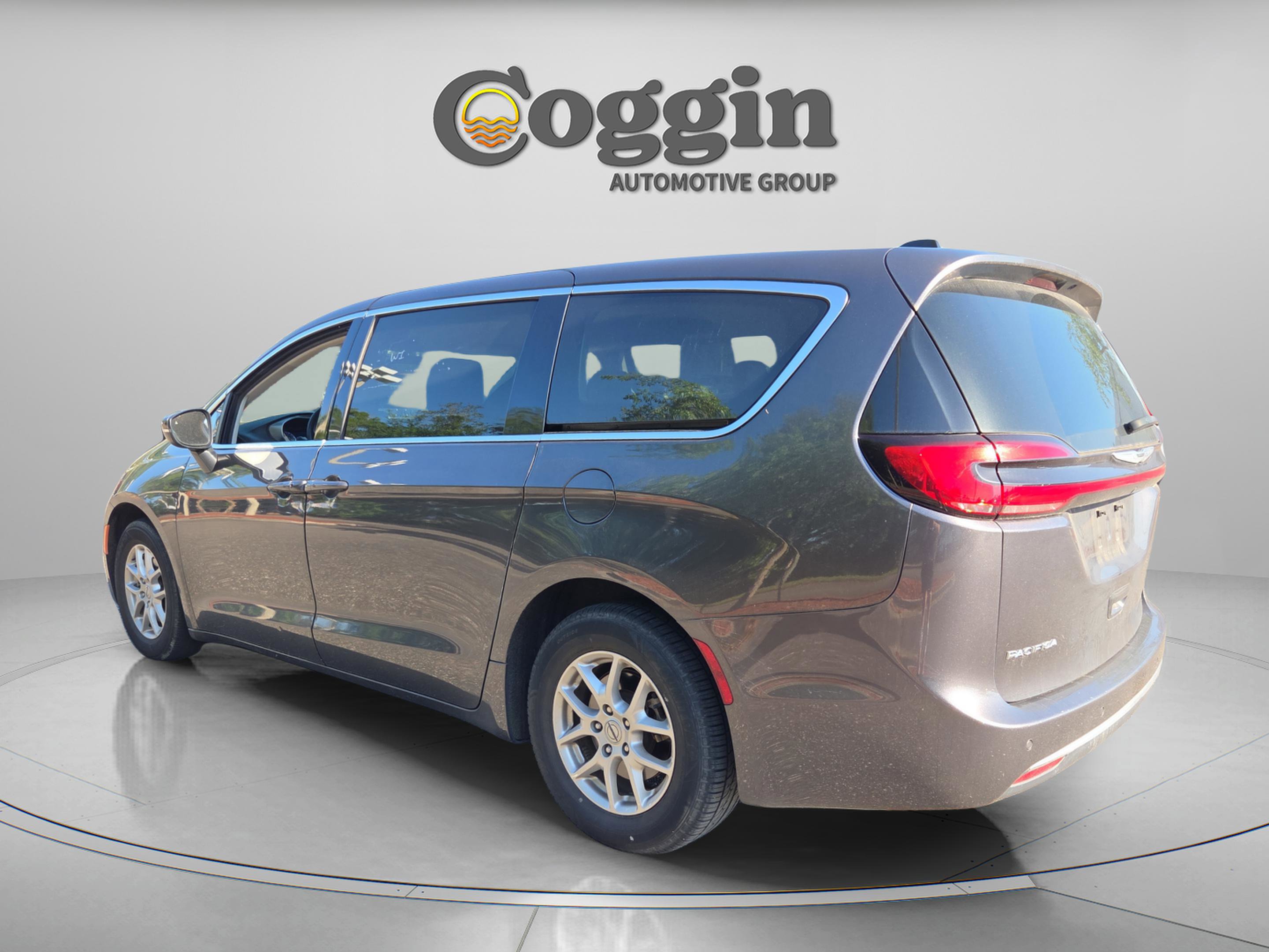Used 2023 Chrysler Pacifica Touring-L FWD image 3