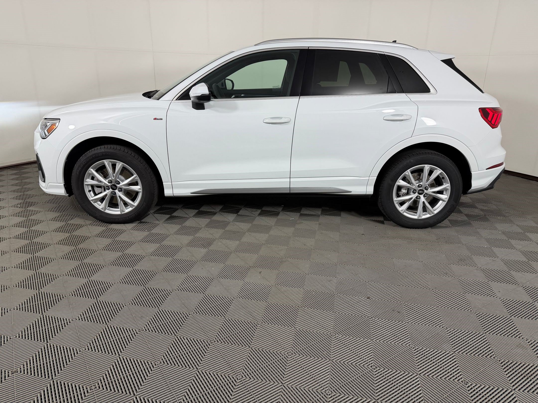 Certified 2025 Audi Q3 2.0T Premium Plus w/ Premium Plus Package AWD/4WD image 2