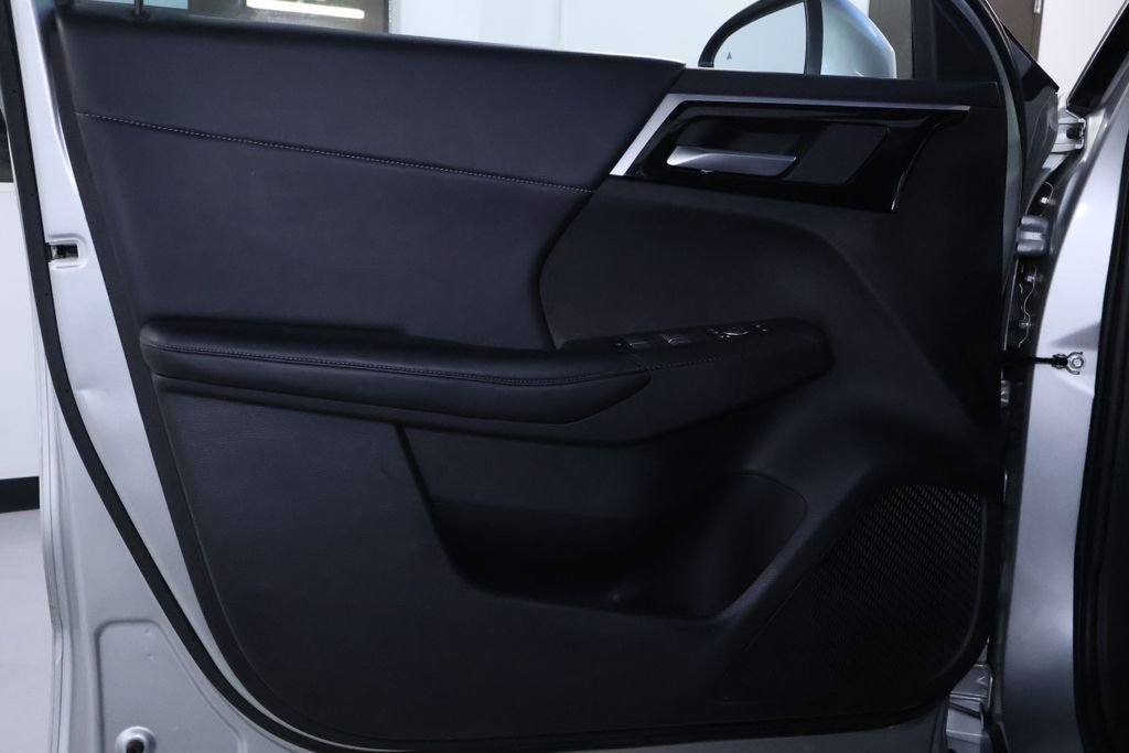 Used 2024 Mitsubishi Outlander SE Black Edition image 11