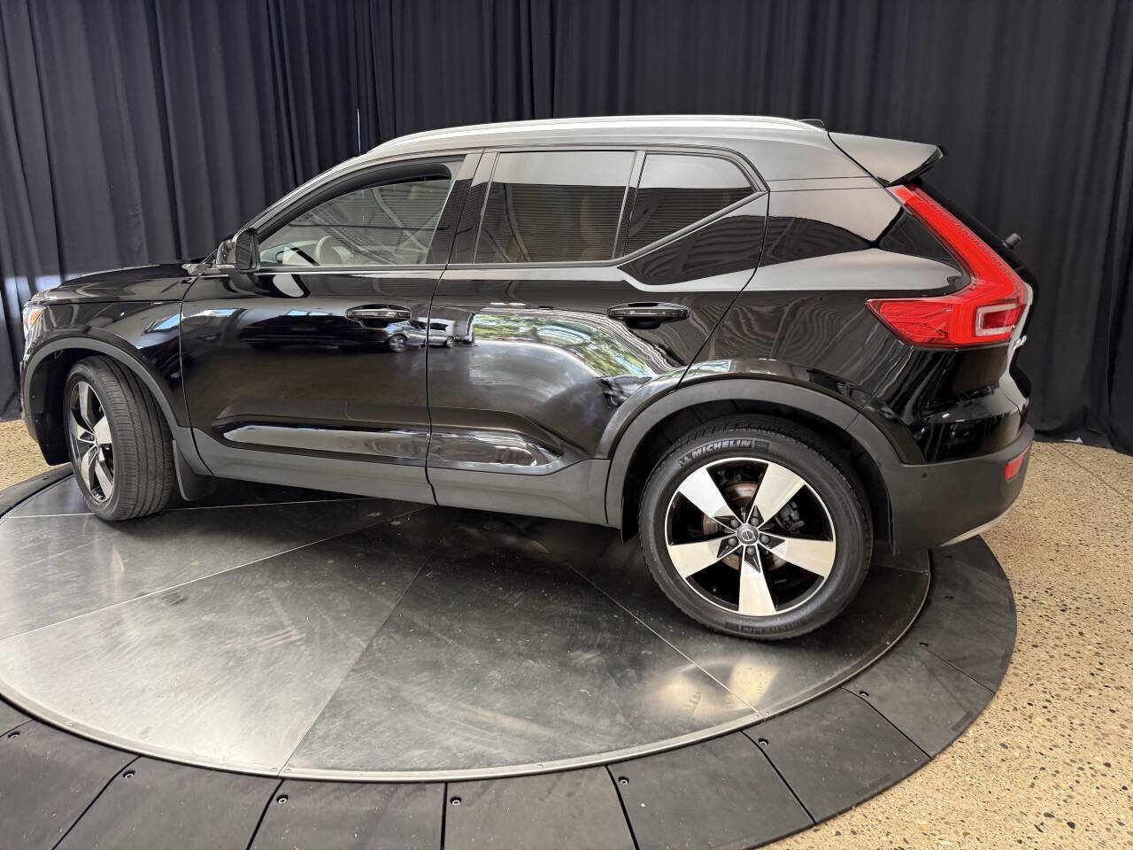 Used 2019 Volvo XC40 T5 Momentum image 4