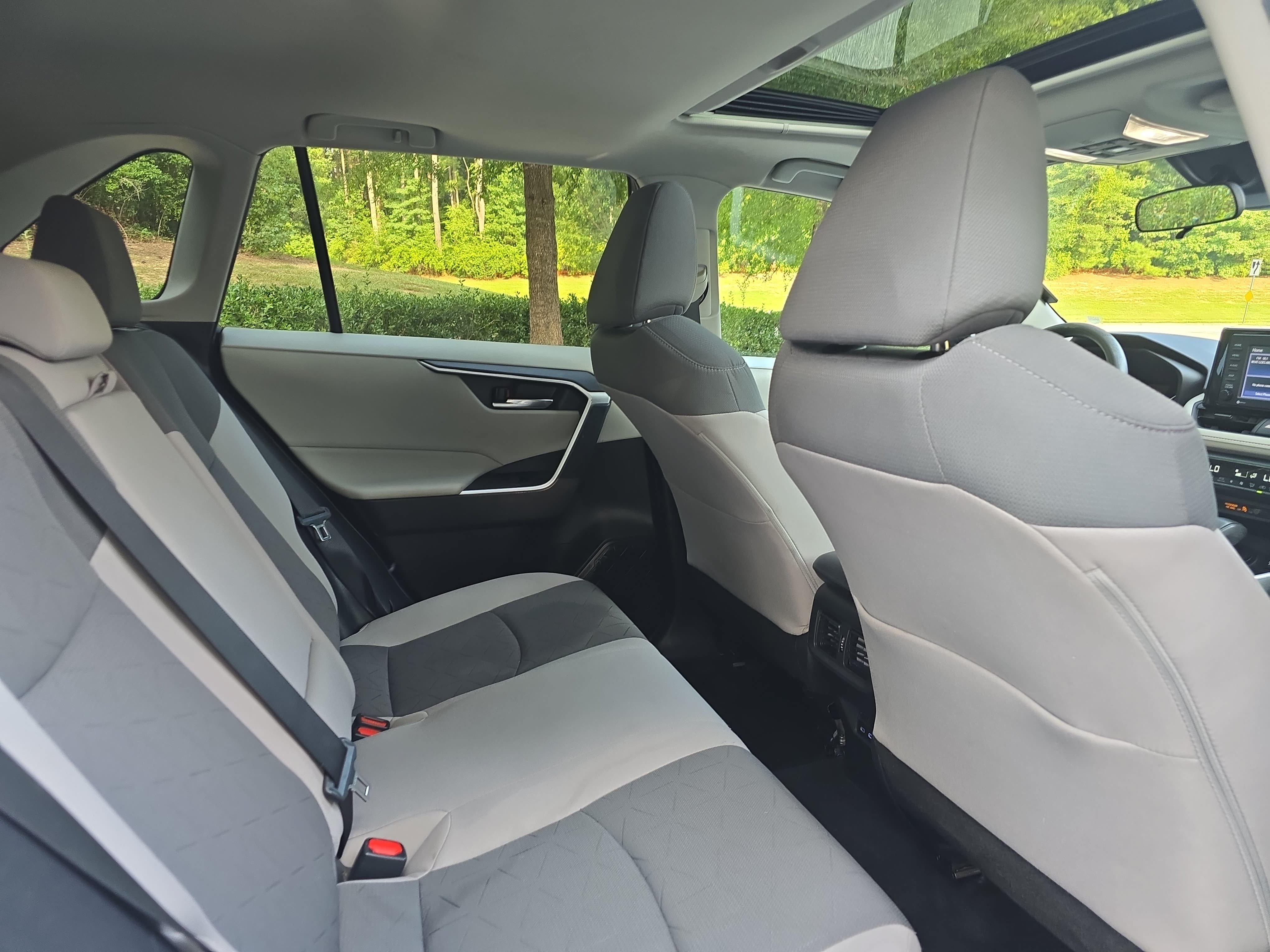 Used 2022 Toyota RAV4 XLE w/ Convenience Package FWD image 11