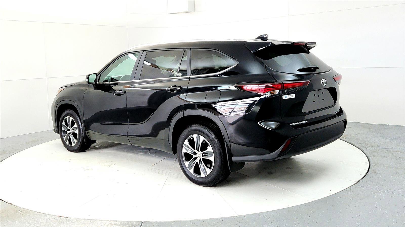 Used 2024 Toyota Highlander XLE image 4