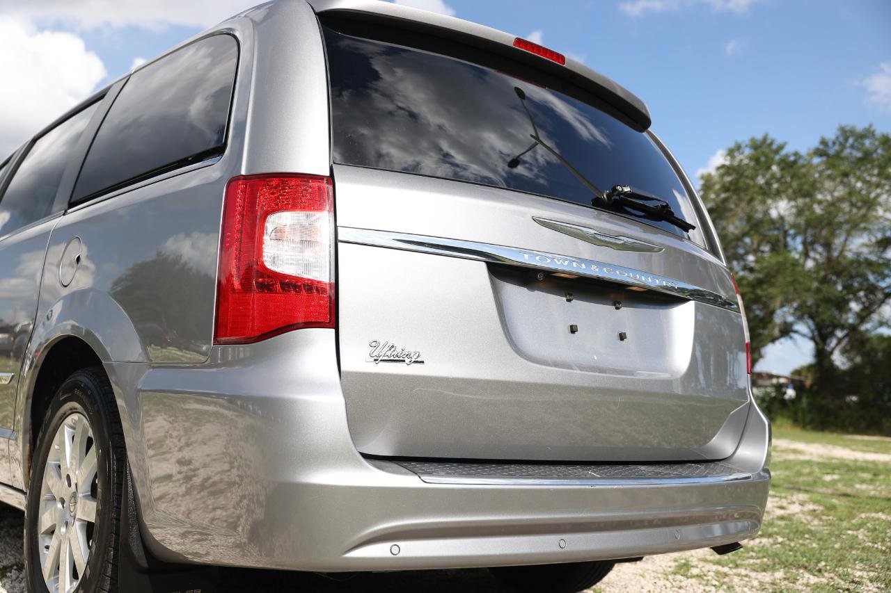 Used 2013 Chrysler Town & Country Touring FWD image 29