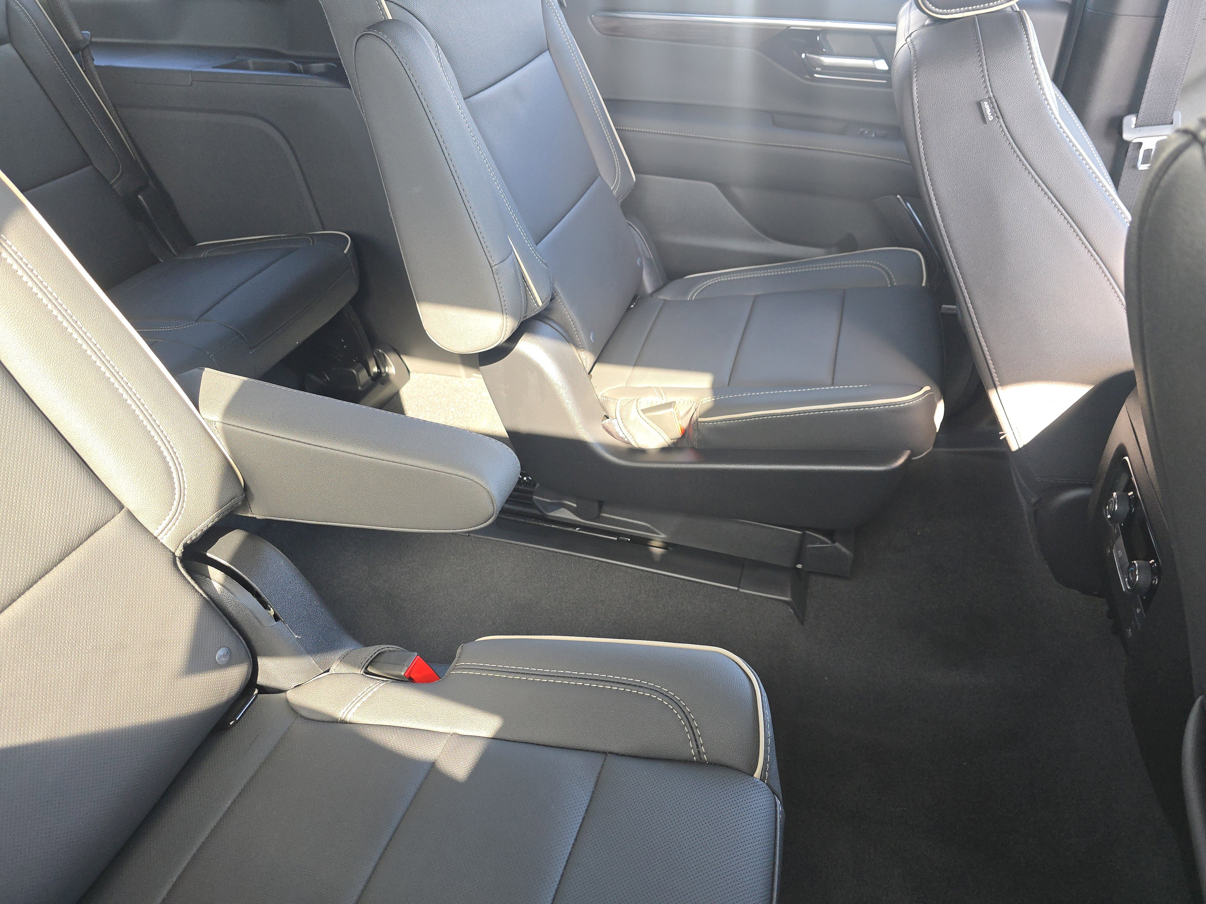 New 2025 Chevrolet Suburban Premier image 25