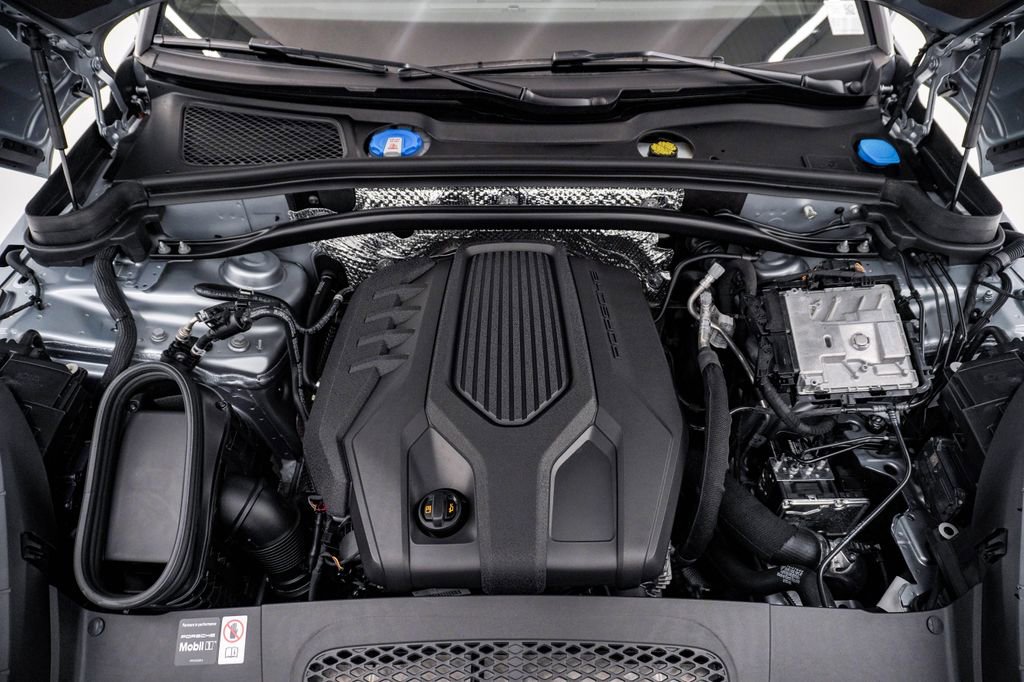 Certified 2026 Porsche Macan AWD/4WD image 29