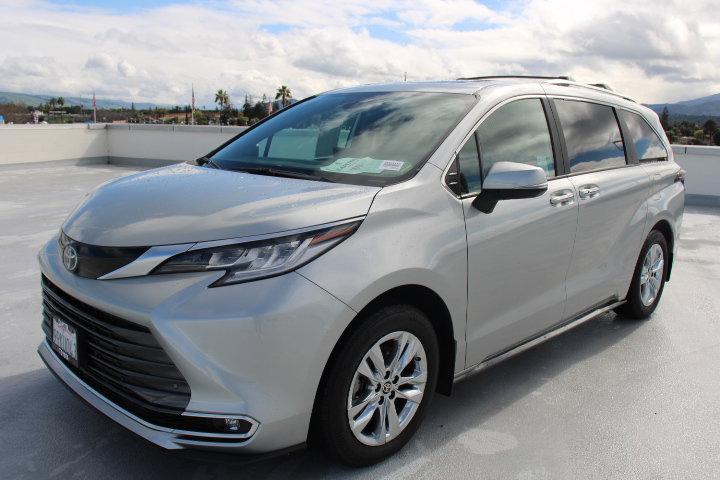 Certified 2025 Toyota Sienna Limited image 6