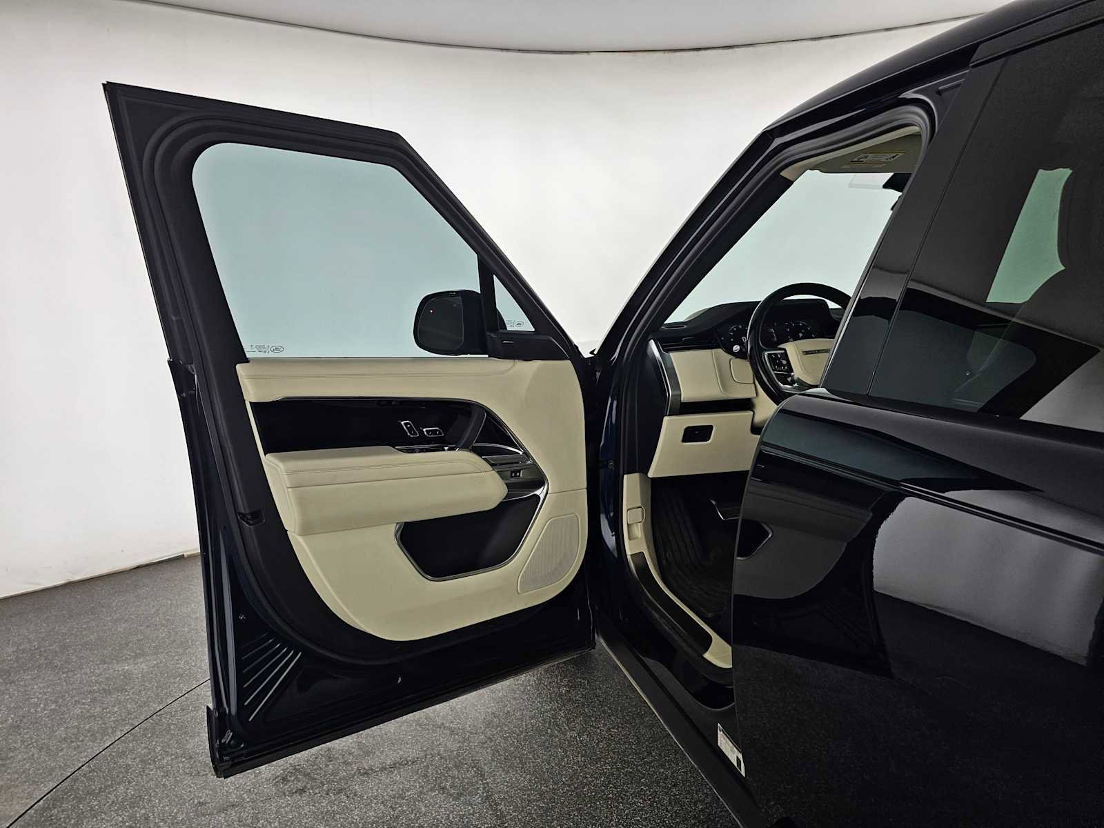 Used 2023 Land Rover Range Rover Long Wheelbase SE AWD/4WD image 21