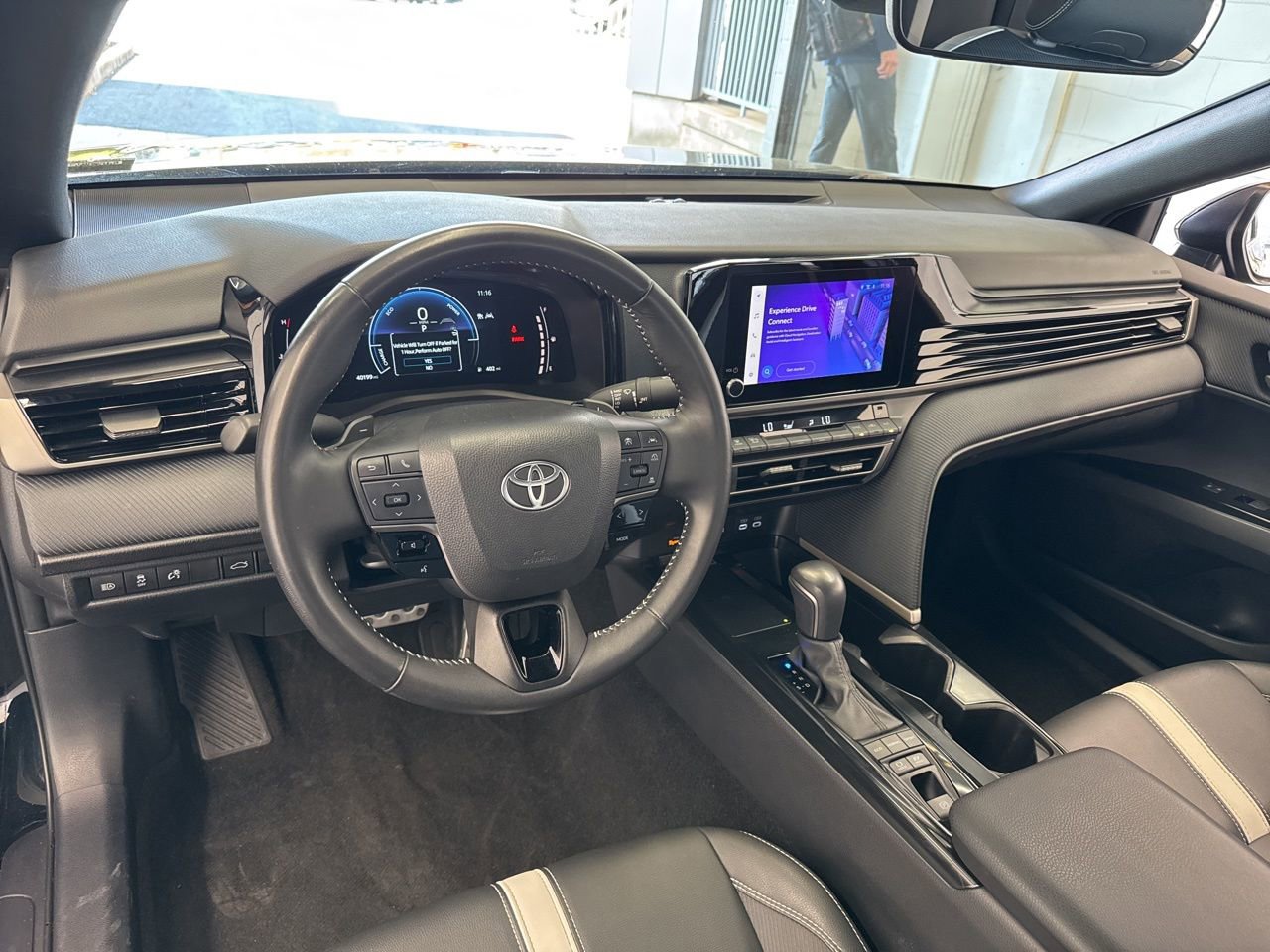 Used 2025 Toyota Camry SE w/ Convenience Package image 15