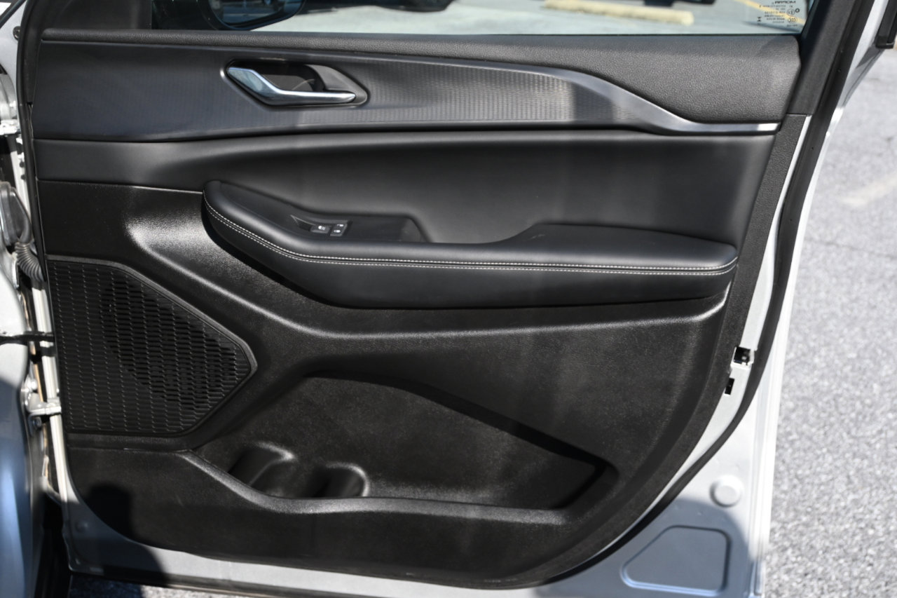 Used 2024 Jeep Grand Cherokee L Laredo image 32