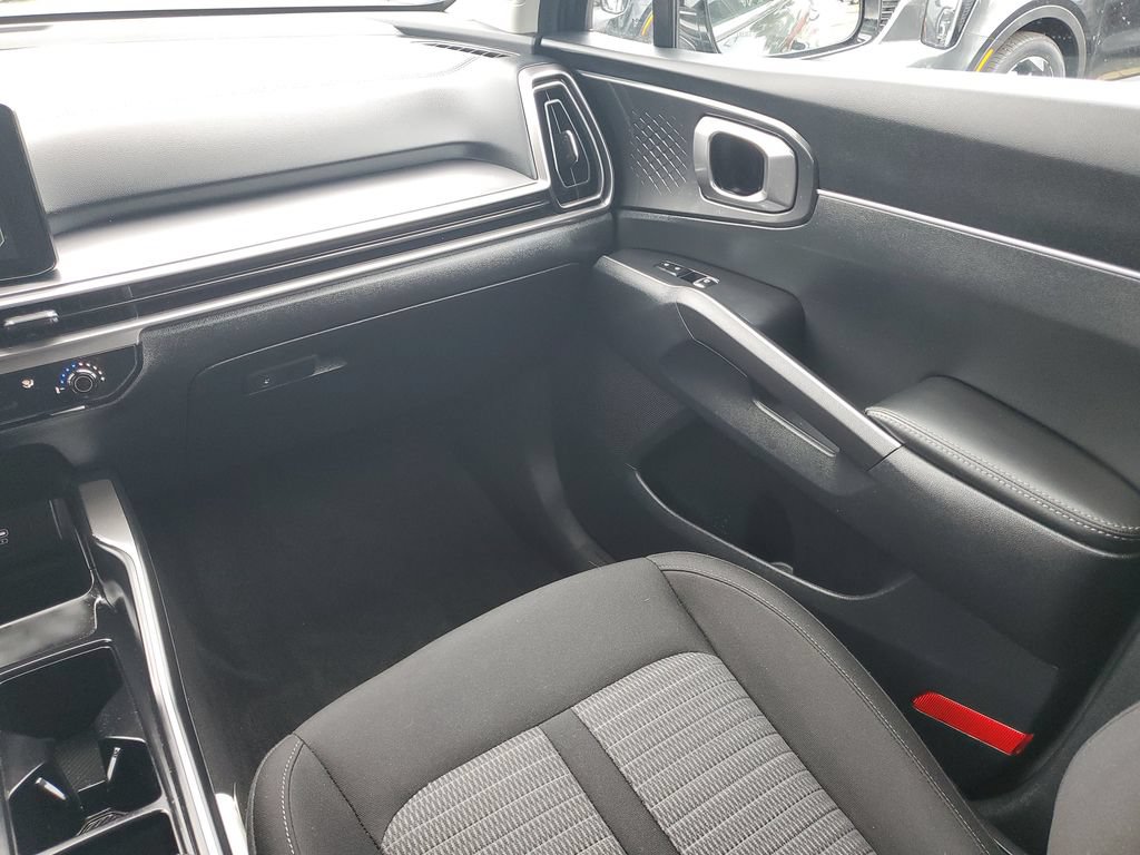 Certified 2025 Kia Sorento LX FWD image 23