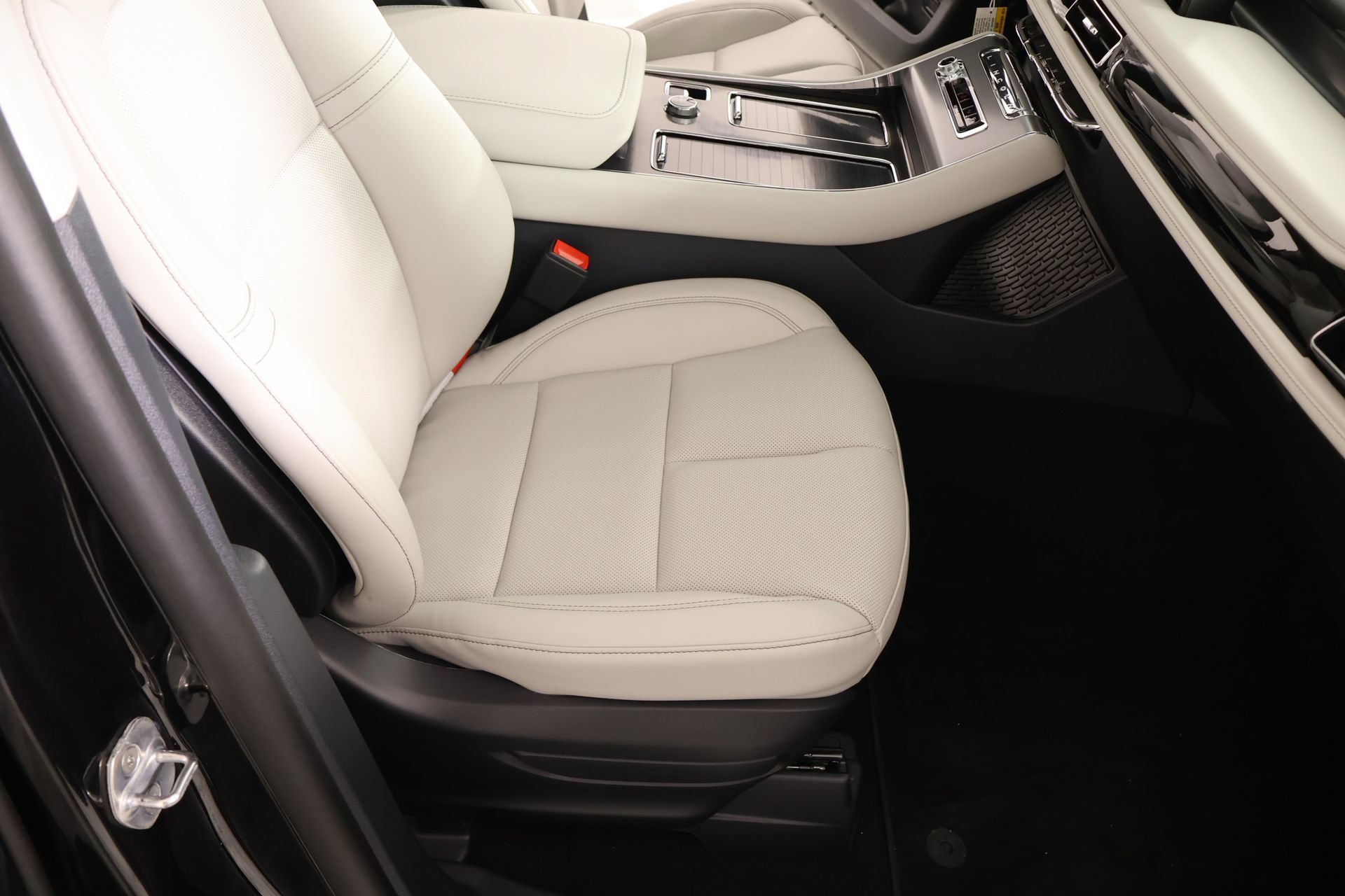 New 2026 Lincoln Aviator AWD w/ Jet Appearance Package image 15