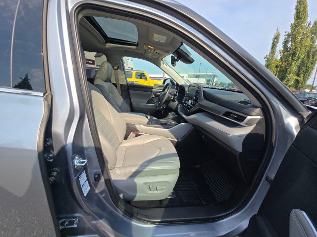 Used 2021 Toyota Highlander XLE image 11