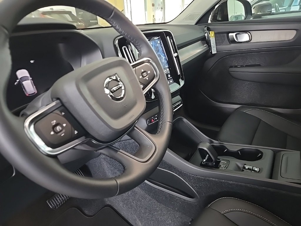 Certified 2025 Volvo XC40 B5 Core image 11