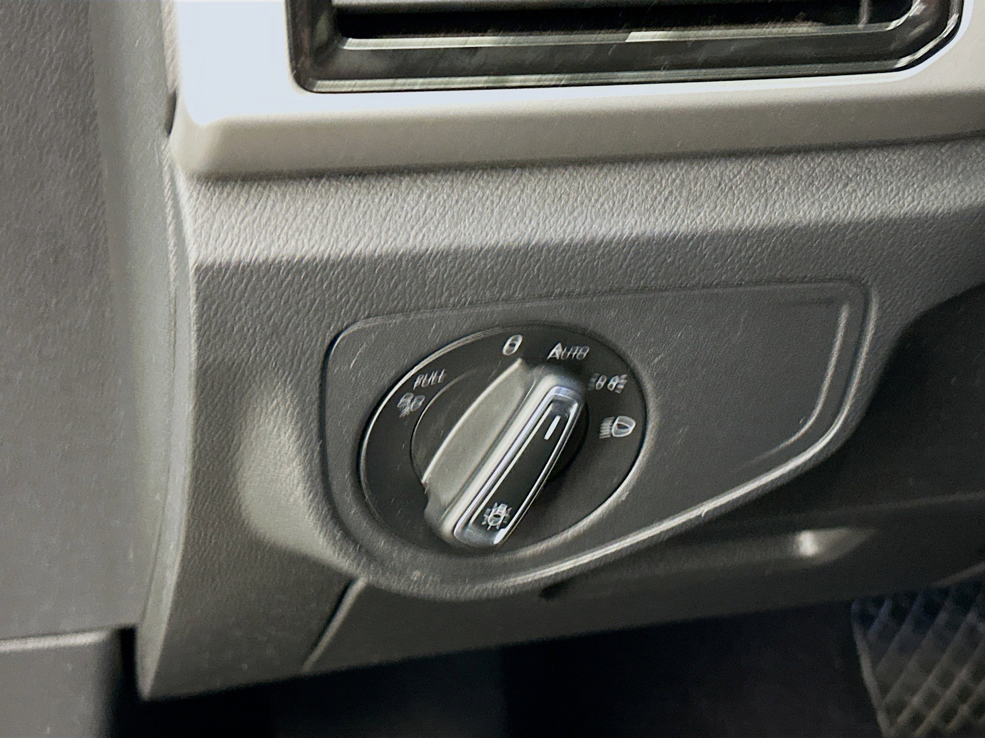 Used 2022 Volkswagen Atlas Cross Sport SE image 17